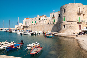 Fototapeta premium Giovinazzo (puglia). Agosto 2021. Scorci del borgo antico e del porticciolo. 