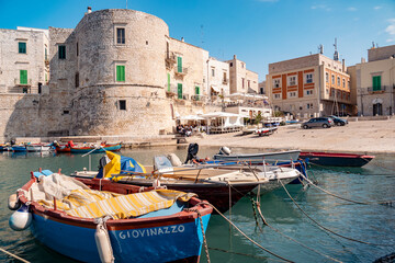 Giovinazzo (puglia). Agosto 2021. Scorci del borgo antico  e del porticciolo. 