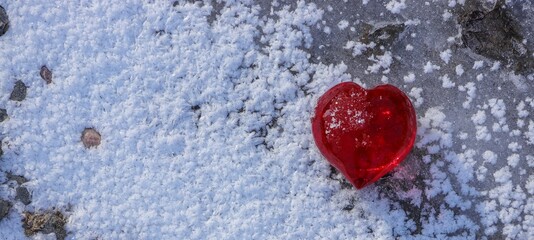 rotes Herz liegt im Schnee,Symbol, Liebe,  Banner