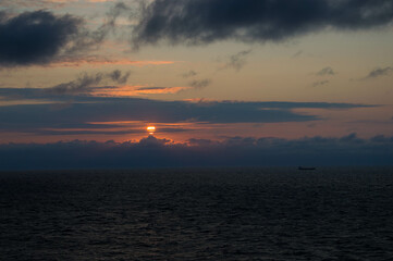 Sonnenaufgang vom Schiff AIDA