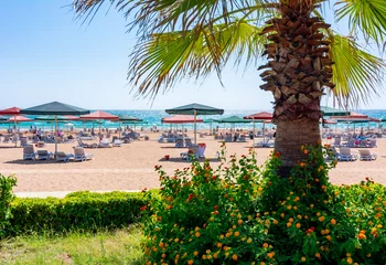 Photo sur Plexiglas Plage de Camps Bay, Le Cap, Afrique du Sud Sunbeds and umbrellas on a beach in south Turkey