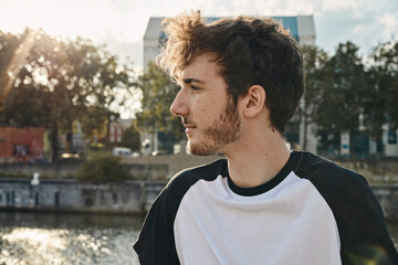 portrait d'un jeune homme décontracté caucasian 24 ans sur les quais de Bruxelles en Belgique  © mariesacha