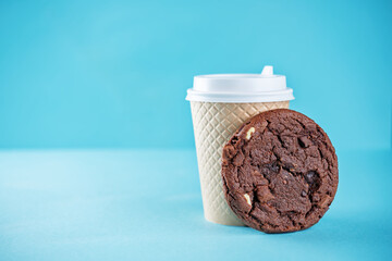 Obraz na płótnie Canvas Chocolate cookies with dark and white chocoltae slices on a blue background
