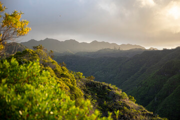 Enchanting morning view of a mountain range in O'ahu, Hawai'i - obrazy, fototapety, plakaty
