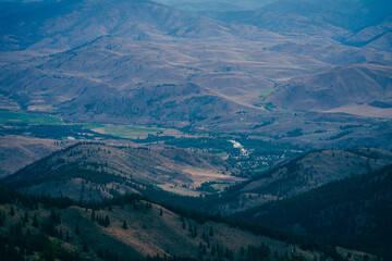 Obraz premium Tiny rural town in between the hills in Methow valley, Washington