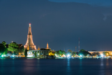 Fototapeta na wymiar Wat Arun during the Twilight
