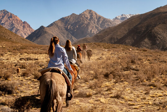 Personas disfrutando de cabalgata por monta&ntilde;a. dia soleado. Mendoza