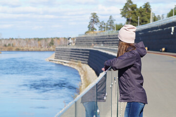 A 25-30-year-old woman at a training session on the embankment