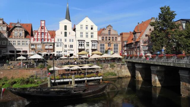 Lüneburg Altstadt Stintmarkt mit Hafenkran an der Ilmenau