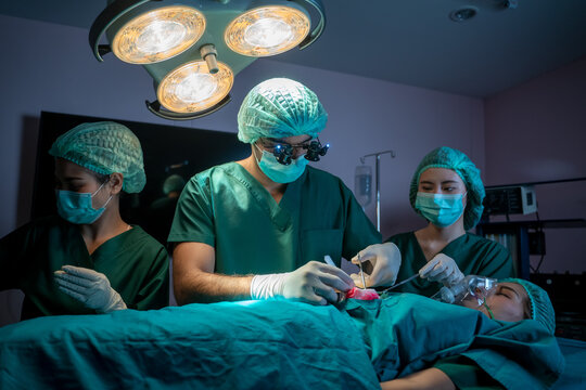 Surgeons with assistants are operation in operating room