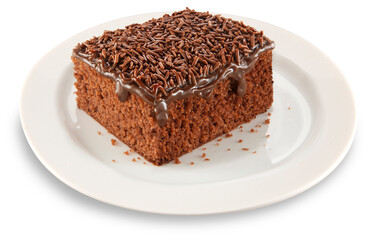 Bolo de chocolate corte quadrado com cobertura de granulado no prato em fundo branco para recorte.