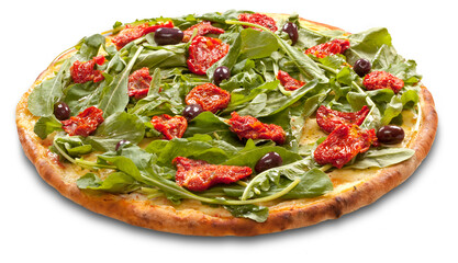 Deliciosa pizza de rúcula com tomate seco com base de mussarela em tábua de madeira no fundo branco para recorte.