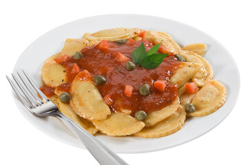 Ravioli com molho de tomate, cenoura e alcaparras no prato em fundo branco para recorte.