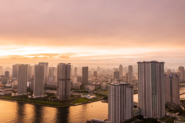 Fototapeta premium 夕方の豊洲から見える都市風景 Cityscape of Tokyo in the evening.