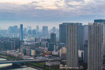 Fototapeta na wymiar 明け方の豊洲から見た晴海の都市風景 The sky at daybreak in Tokyo, Japan