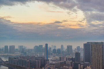 Fototapeta na wymiar 明け方の豊洲から見た晴海の都市風景 The sky at daybreak in Tokyo, Japan