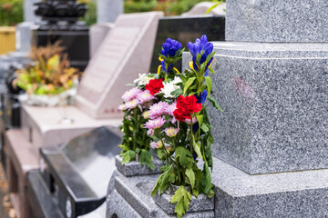 墓に供えられた花