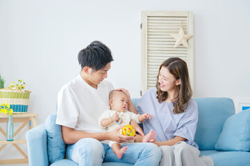 赤ちゃんと遊ぶ夫婦