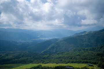 Fototapeta premium 秋の紅葉が始まった長野県北安曇郡小谷村の栂池自然園の展望台までトレッキングしている風景 A view of trekking to the observatory of Tsugaike Nature Park in Otari Village, Kita-Azumi-gun, Nagano Prefecture, where the autumn leaves have begun to cha