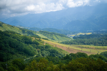 Fototapeta premium 秋の紅葉が始まった長野県北安曇郡小谷村の栂池自然園の展望台までトレッキングしている風景 A view of trekking to the observatory of Tsugaike Nature Park in Otari Village, Kita-Azumi-gun, Nagano Prefecture, where the autumn leaves have begun to cha