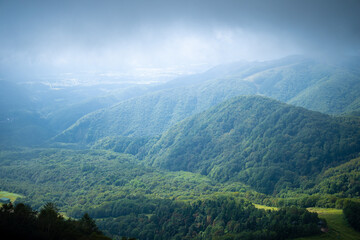 Naklejka premium 秋の紅葉が始まった長野県北安曇郡小谷村の栂池自然園の展望台までトレッキングしている風景 A view of trekking to the observatory of Tsugaike Nature Park in Otari Village, Kita-Azumi-gun, Nagano Prefecture, where the autumn leaves have begun to cha