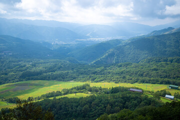 Obraz premium 秋の紅葉が始まった長野県北安曇郡小谷村の栂池自然園の展望台までトレッキングしている風景 A view of trekking to the observatory of Tsugaike Nature Park in Otari Village, Kita-Azumi-gun, Nagano Prefecture, where the autumn leaves have begun to cha
