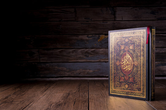 Al Quran là cuốn sách thiêng liêng của đạo Hồi, mỗi chiếc ảnh sẽ được trình bày với sự hào hứng, đầy biến hóa và đem lại cho bạn cảm giác thanh tịnh, an nhiên khi ngắm nhìn. Hãy để nó làm cho trái tim bạn yên bình và hạnh phúc.