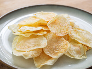 皿に盛ったポテトチップス