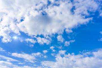 青空と雲と太陽の光のある風景素材_f_02