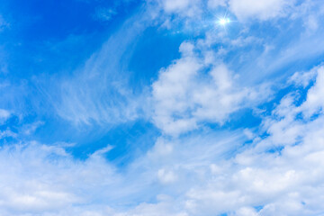 青空と雲と太陽の光のある風景素材_f_04