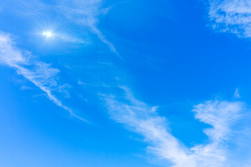 青空と雲と太陽の光のある風景素材_f_06