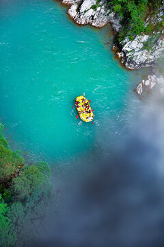 Rafting mit gelben Schlauchboot auf der t&uuml;rkisen Tara-Fluss in Montenegro im Sommer, Blick von der Tara-Br&uuml;cke