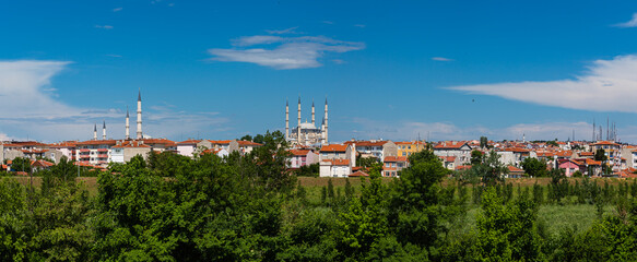 Fototapeta na wymiar トルコ　エディルネの旧市街の街並みとセリミエ・モスク