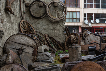 Fototapeta na wymiar トルコ　エルズルムの市街地の路地裏にある車輪のガラクタ置き場