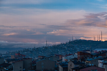 Obraz premium トルコ エルズルムのエルズルム城から見える丘に広がる街並みと夕焼けの空