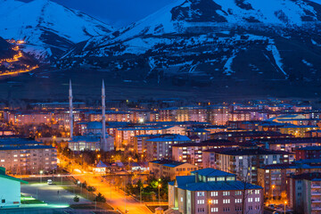 トルコ　エルズルムの丘から見える夜景と雪の積もったパランドケン山