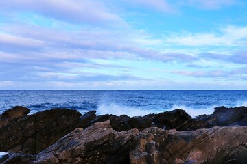 Fototapeta na wymiar sea and rocks with blue sky