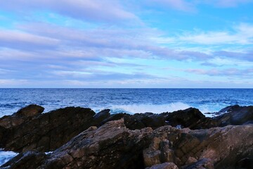 Fototapeta na wymiar sea and rocks with blue sky