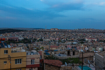 Obraz premium トルコ ガズィアンテプの旧市街の丘から望む夕暮れ時の街並み