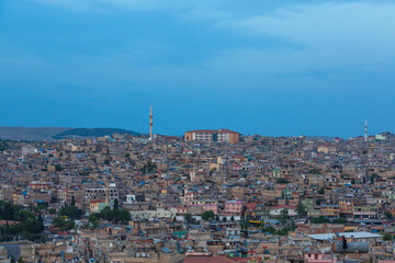 Fototapeta premium トルコ ガズィアンテプの旧市街の丘から望む夕暮れ時の街並み