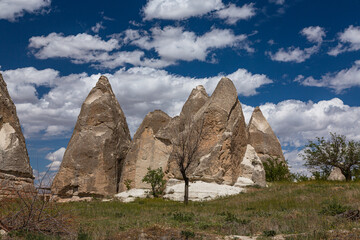トルコ　カッパドキアのギョレメ国立公園内の奇岩群と洞窟住居