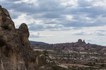 トルコ　カッパドキアのギョレメ国立公園から見えるウチヒサール城と奇岩群