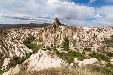 トルコ　カッパドキアのギョレメ国立公園のレッドバレーの奇岩群と洞窟住居と後ろに広がるローズバレー