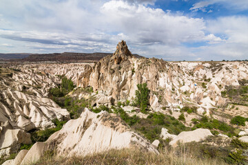 トルコ　カッパドキアのギョレメ国立公園のレッドバレーの奇岩群と洞窟住居と後ろに広がるローズバレー
