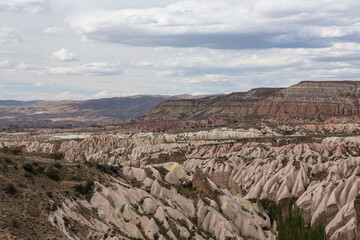 トルコ　カッパドキアのギョレメ国立公園のレッドバレーの奇岩群と洞窟住居と後ろに広がるローズバレー