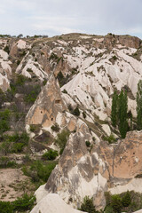トルコ　カッパドキアのギョレメ国立公園のレッドバレーの奇岩群と洞窟住居