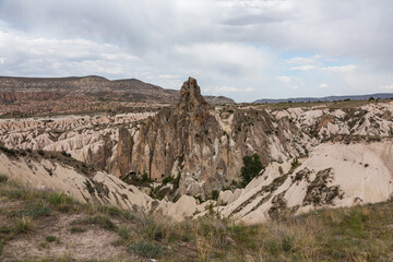 トルコ　カッパドキアのギョレメ国立公園のレッドバレーの奇岩群と洞窟住居と後ろに広がるローズバレー