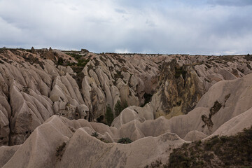 Obraz premium トルコ カッパドキアのギョレメ国立公園のレッドバレーの奇岩群と洞窟住居