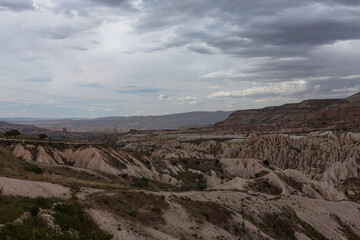 トルコ　カッパドキアのギョレメ国立公園の丘から見えるレッドバレーとローズバレーの奇岩群