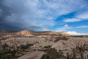 トルコ　カッパドキアのギョレメ国立公園の丘から見えるレッドバレーとローズバレーの奇岩群と洞窟住居